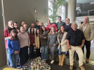 Técnicos da ASA doam latas de produtos alimentares