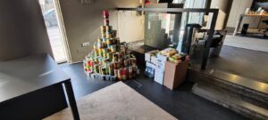 ÁRVORE SOLIDÁRIA RENDEU 1,100 KGS DE ALIMENTOS